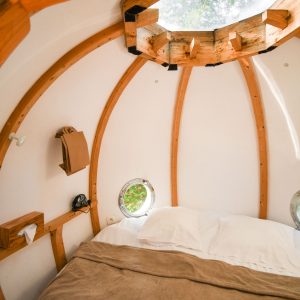 Hébergement insolite en forme de bulle avec un toit vitré pour admirer les étoiles.