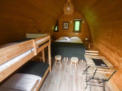 Hébergement insolite en bois avec lit superposé et décor chaleureux à Hauts-de-France.