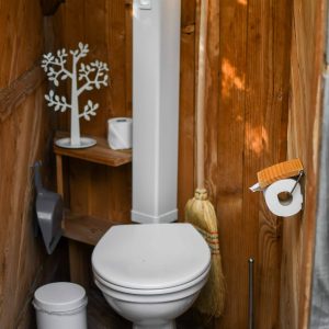 Toilettes sèches en bois, design épuré, dans un hébergement insolite à Hauts-de-France.