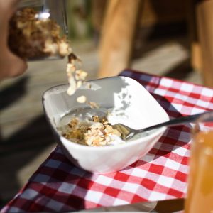 Petit-déjeuner dans un hébergement insolite en Hauts-de-France, avec granola sur yaourt.