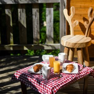 Hébergement insolite en Hauts-de-France avec petit déjeuner sur une table en bois.