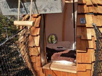 Hébergement insolite en forme de cabane en bois, avec une vue circulaire sur la nature.