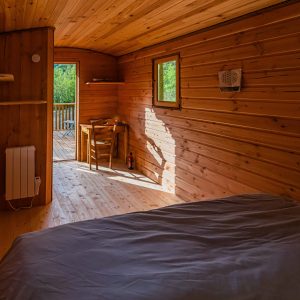 Chalet en bois chaleureux avec vue sur la nature, idéal pour un séjour paisible.