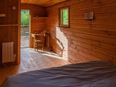 Chalet en bois chaleureux avec vue sur la nature, idéal pour un séjour paisible.