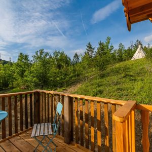 Tipi en Auvergne-Rhône-Alpes, avec vue sur la nature verdoyante et un coin détente.