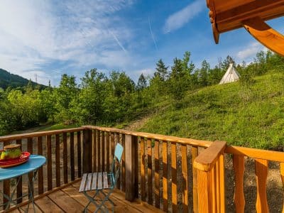 Tipi en Auvergne-Rhône-Alpes, avec vue sur la nature verdoyante et un coin détente.