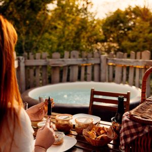 Hébergement insolite en Hauts-de-France avec jacuzzi et vue sur la nature.