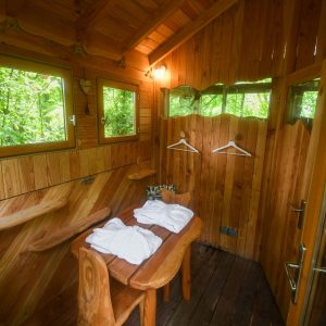 Cabane en bois dans les Hauts-de-France, avec un intérieur chaleureux et naturel.