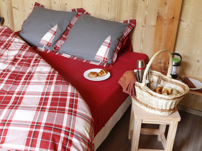 Chalet cosy avec lit à baldaquin, plaid écossais et petit-déjeuner gourmand.