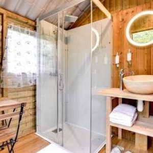 Cabane en bois avec salle de bain moderne et douche vitrée, Hauts-de-France.