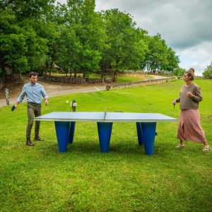 Hébergement insolite en Aquitaine avec une table de ping-pong en extérieur.