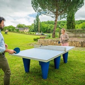 Hébergement insolite en Aquitaine avec table de ping-pong en extérieur et verdure.