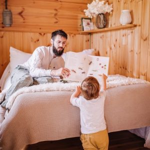 Hébergement insolite en bois dans les Pays de la Loire, lit confortable et ambiance chaleureuse.