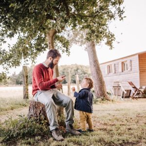 Hébergement insolite en Pays de la Loire : cabane en bois sous un arbre, moment en famille.