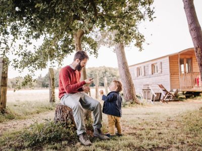Hébergement insolite en Pays de la Loire : cabane en bois sous un arbre, moment en famille.