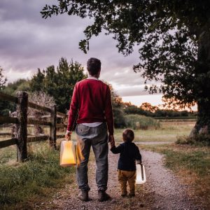 Hébergement insolite en Pays de la Loire : un couple marchant sur un chemin au coucher de soleil.