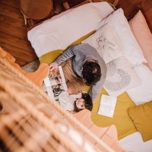 Hébergement insolite en bois dans les Pays de la Loire, ambiance chaleureuse et cosy.