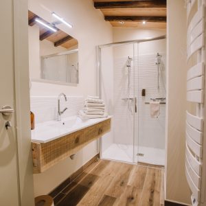 Salle de bain moderne dun hébergement insolite en Pays de la Loire, avec douche spacieuse.