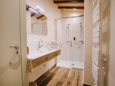 Salle de bain moderne dun hébergement insolite en Pays de la Loire, avec douche spacieuse.