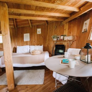 Cabane en bois dans les Pays de la Loire, avec un intérieur chaleureux et cosy.