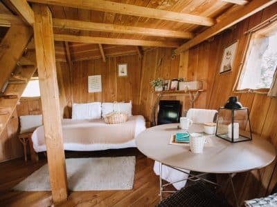 Cabane en bois dans les Pays de la Loire, avec un intérieur chaleureux et cosy.