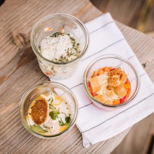 Dégustation de plats locaux en bocaux dans un hébergement insolite en Pays de la Loire.