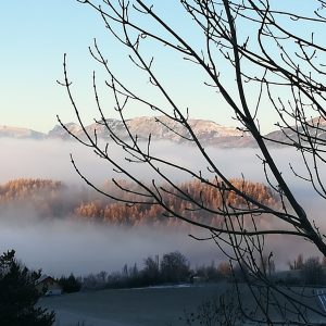 Hébergement insolite en Provence-Alpes-Côte dAzur, avec vue sur les montagnes embrumées.