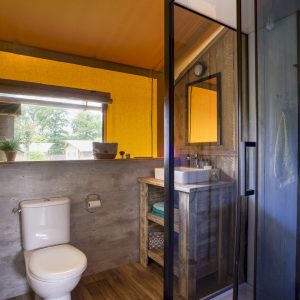 Salle de bain moderne dun hébergement insolite en Nouvelle-Aquitaine, avec douche spacieuse.