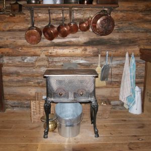 Hébergement insolite en Auvergne-Rhône-Alpes, avec une cuisine rustique et un poêle en fonte.