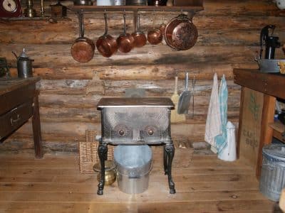 Hébergement insolite en Auvergne-Rhône-Alpes, avec une cuisine rustique et un poêle en fonte.