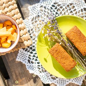 Dégustation gourmande dans un hébergement insolite : gâteaux sur assiette verte et fruits.