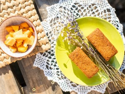 Dégustation gourmande dans un hébergement insolite : gâteaux sur assiette verte et fruits.