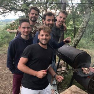 Groupe damis autour dun barbecue en pleine nature, hébergement insolite en Auvergne.