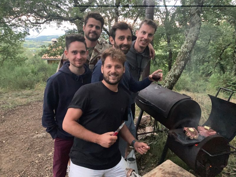 Groupe damis autour dun barbecue en pleine nature, ambiance conviviale.