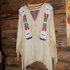 Hébergement insolite en Auvergne-Rhône-Alpes : une tente amérindienne décorée de franges.