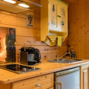 Cuisine en bois dans un hébergement insolite en Auvergne-Rhône-Alpes. Ambiance chaleureuse.