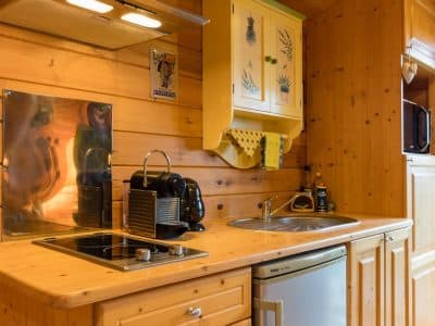 Cuisine en bois dans un hébergement insolite en Auvergne-Rhône-Alpes. Ambiance chaleureuse.