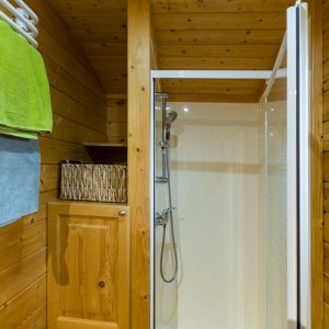 Salle de bain en bois dans un hébergement insolite en Auvergne-Rhône-Alpes.