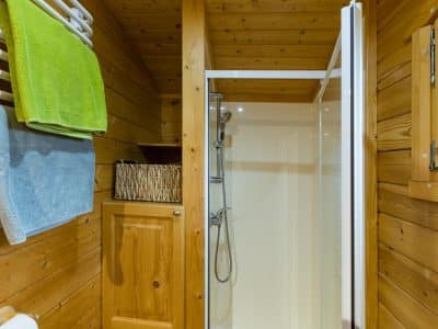 Salle de bain en bois dans un hébergement insolite en Auvergne-Rhône-Alpes.