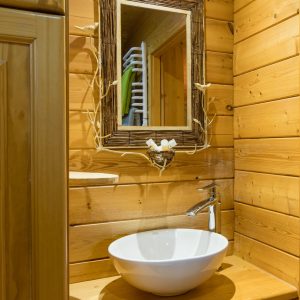 Salle de bain en bois dans un hébergement insolite en Auvergne-Rhône-Alpes.