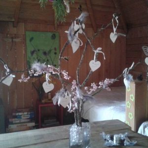 Cabane en bois en Provence-Alpes-Côte dAzur, décorée dun arbre à souhaits.