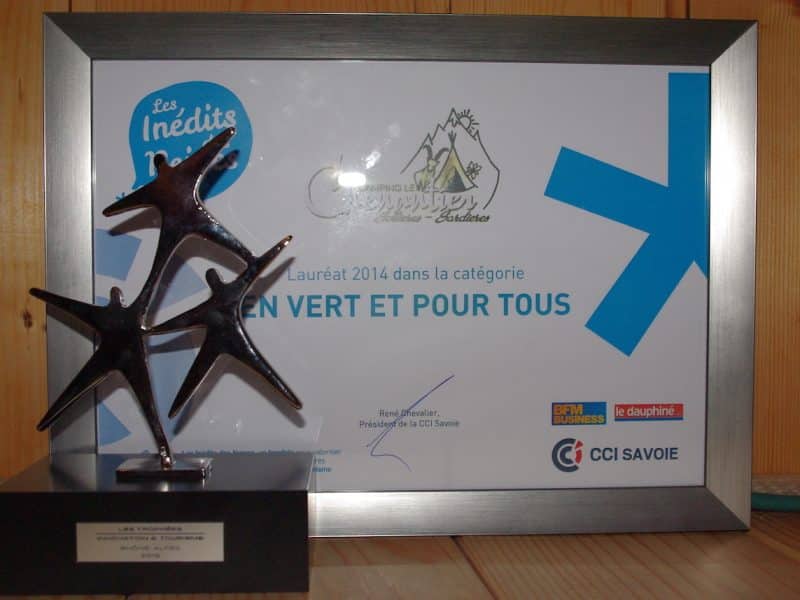 Hébergement touristique en montagne, décoré dun prix pour son engagement écologique.