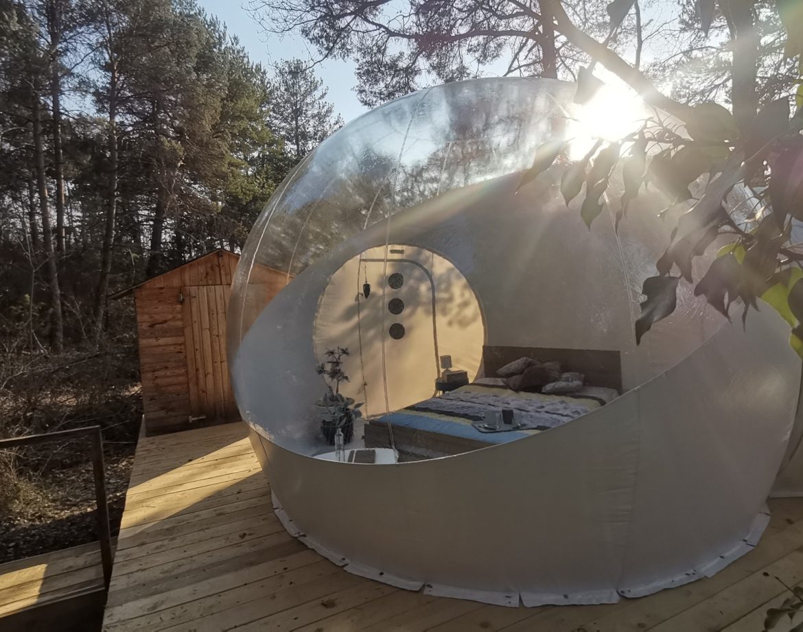 Bulle transparente en bois, offrant une vue sur la nature en Provence-Alpes-Côte dAzur.