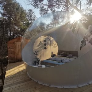 Bulle transparente en bois, offrant une vue sur la nature en Provence-Alpes-Côte dAzur.