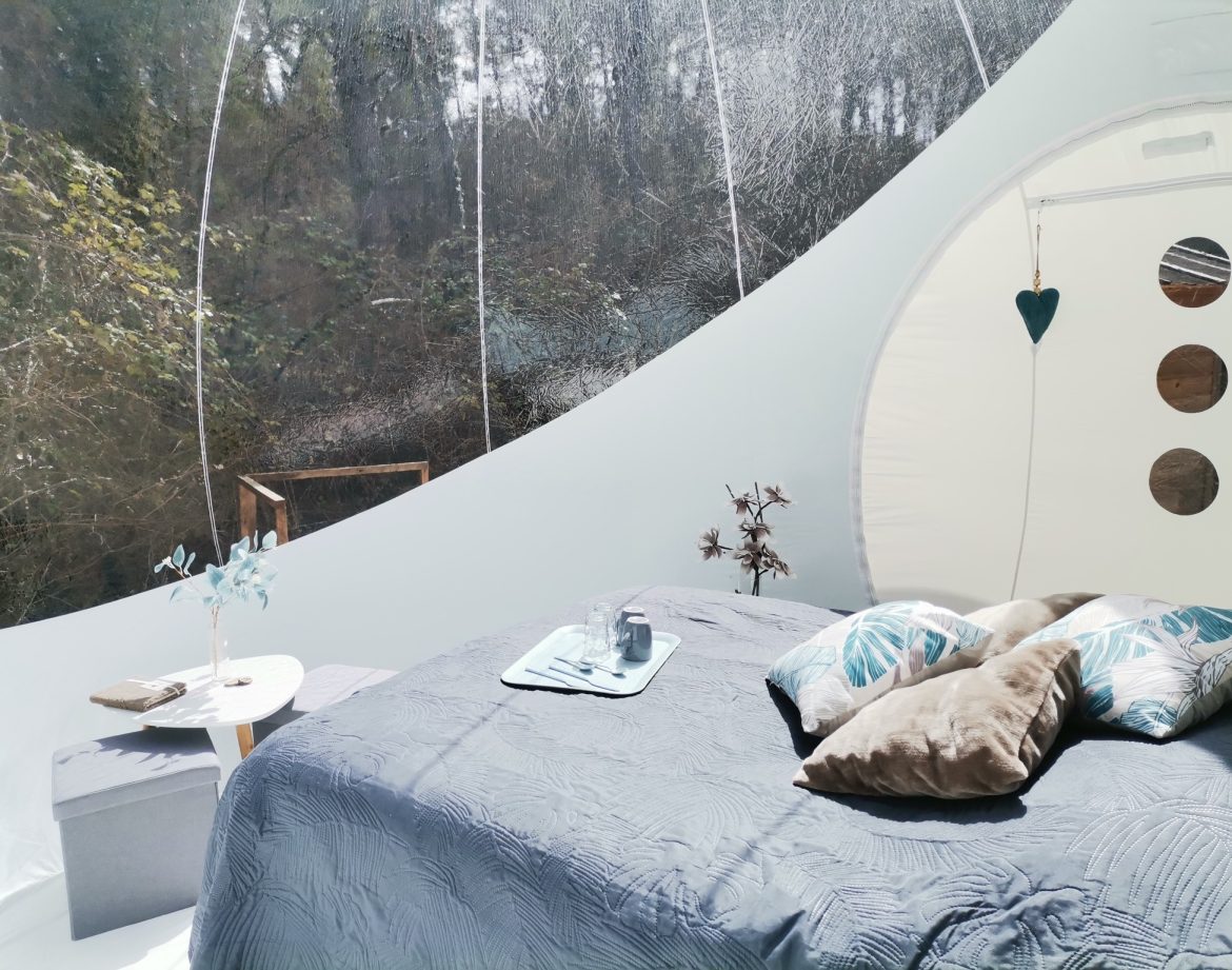 Dôme transparent en Provence-Alpes-Côte dAzur, avec vue sur la nature verdoyante.