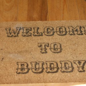 Tapis daccueil en coco dans un hébergement insolite en Auvergne-Rhône-Alpes.