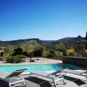 Hébergement insolite en Auvergne-Rhône-Alpes avec piscine et vue sur les montagnes.
