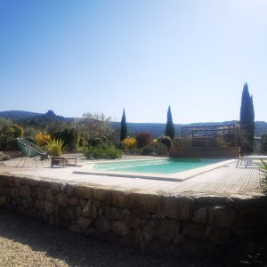 Hébergement insolite en Auvergne-Rhône-Alpes avec piscine et vue sur la nature.