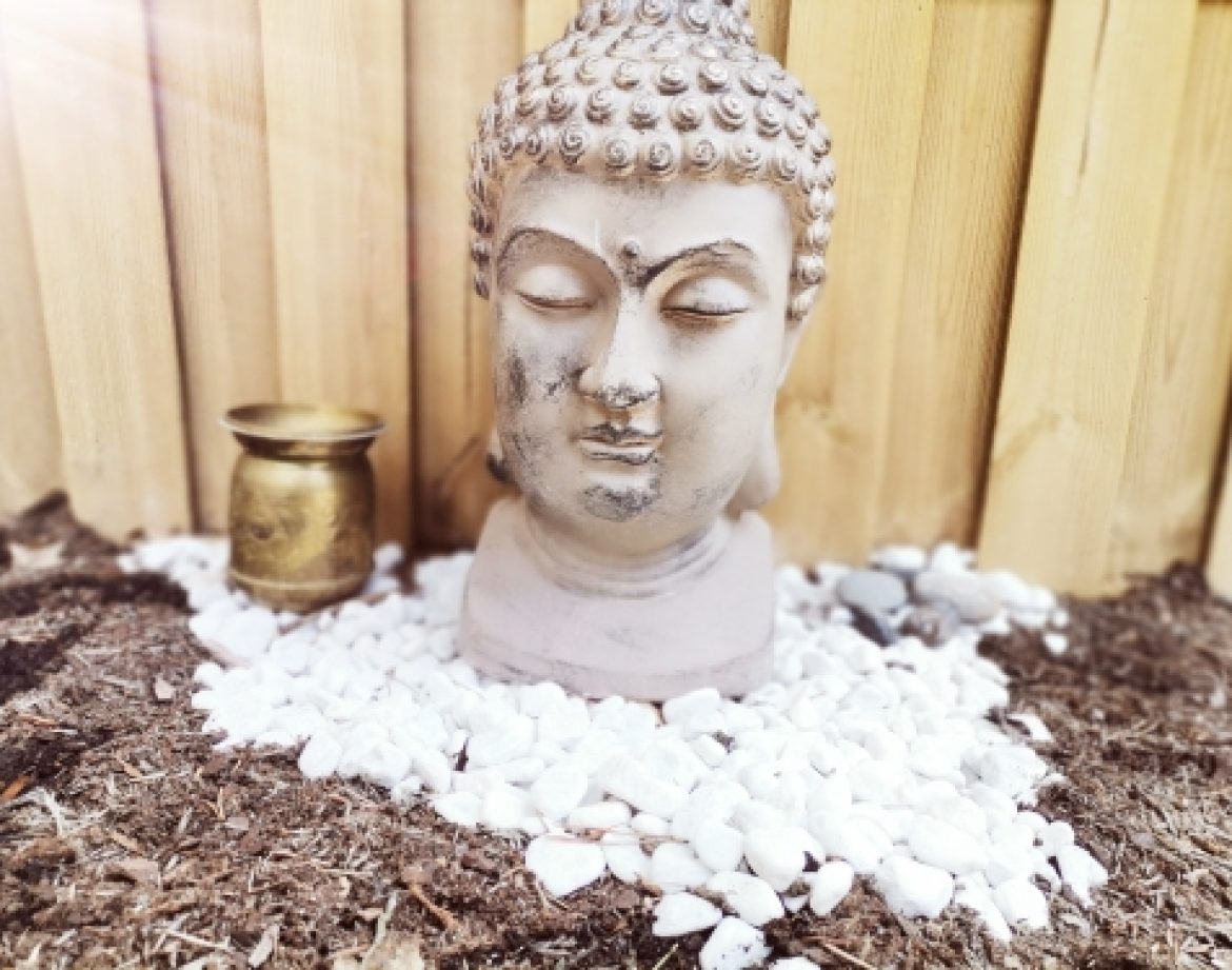 Hébergement insolite en Provence-Alpes-Côte dAzur avec statue de Bouddha et galets blancs.
