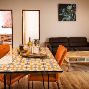 Hébergement insolite en Midi-Pyrénées avec un salon moderne et une table colorée.